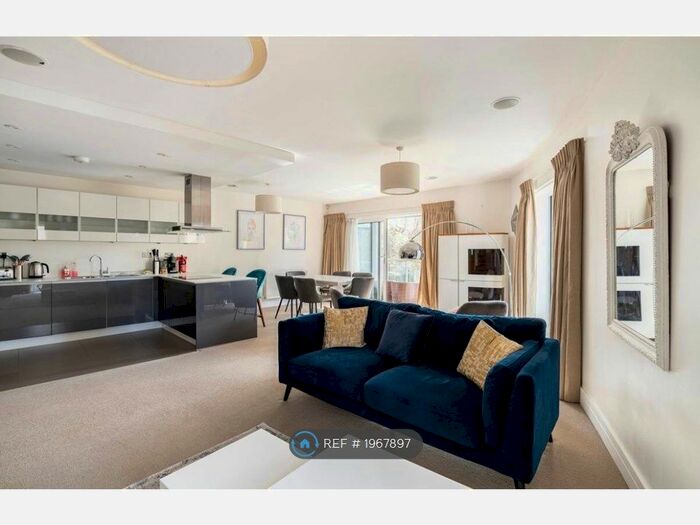 2 Bedroom Flat To Rent In Blagrove Road, Teddington, TW11