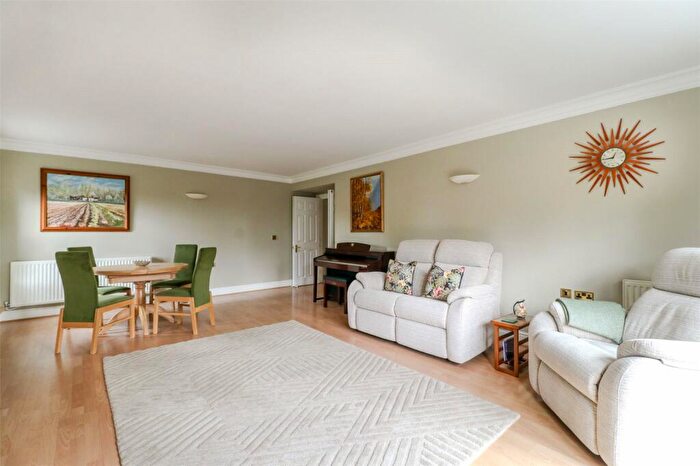 3 Bedroom Apartment For Sale In The Ridgeway, Enfield, Middlesex, EN2