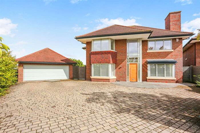 5 Bedroom Detached House For Sale In College View, Epsom, KT17