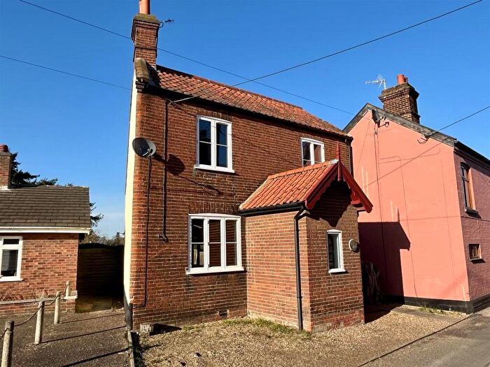3 Bedroom Semi-Detached House For Sale In The Street, Earsham, NR35