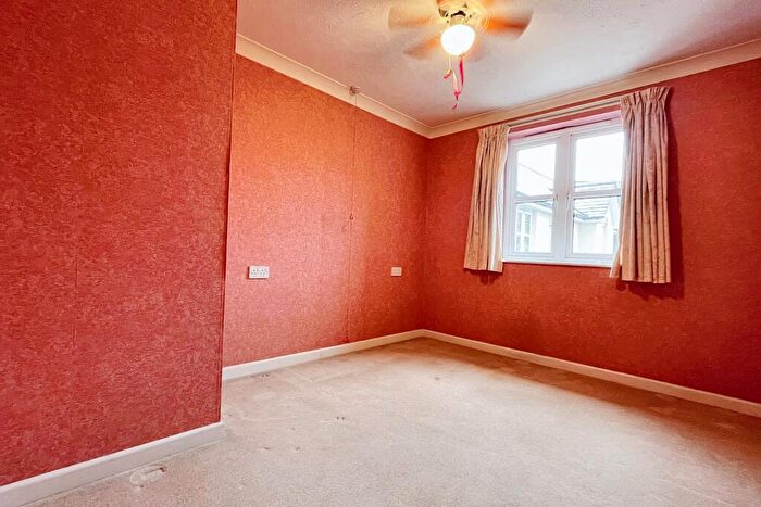2 Bedroom Flat For Sale In Fordingbridge, SP6