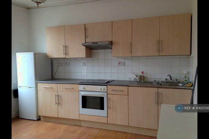 3 Bedroom Flat To Rent In Shakespeare Road, London, SE24