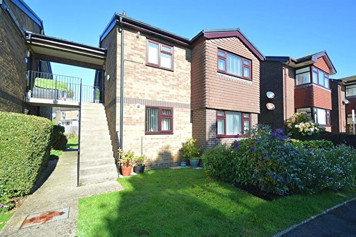 2 Bedroom Flat For Sale In Ideal Ftb Or Retirement Home * Apse Heath, PO36