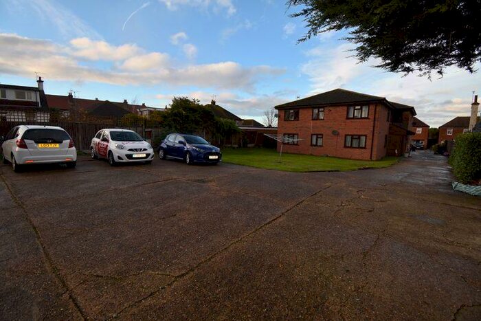 2 Bedroom Apartment To Rent In Earls Hall Court, Westcliff-On-Sea, SS0