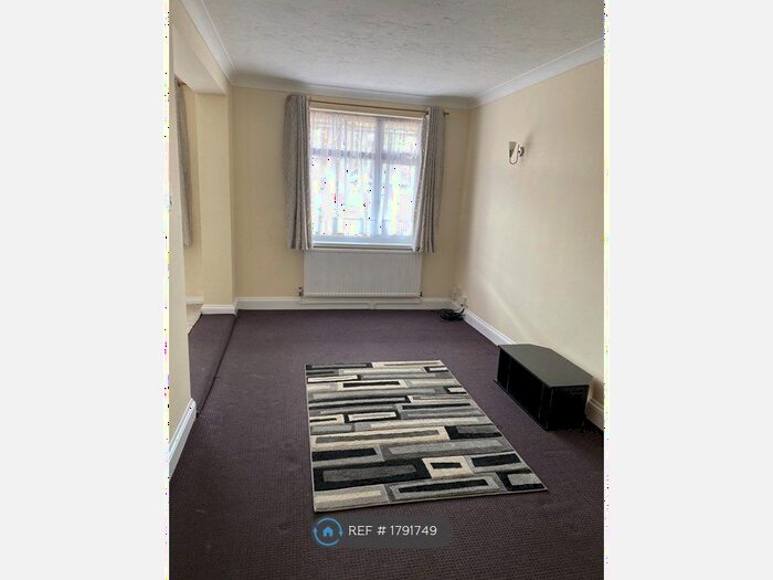 2 Bedroom Flat To Rent In North Street, Romford, RM1
