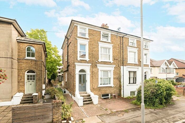2 Bedroom Flat For Sale In King Charles Road, Surbiton, KT5