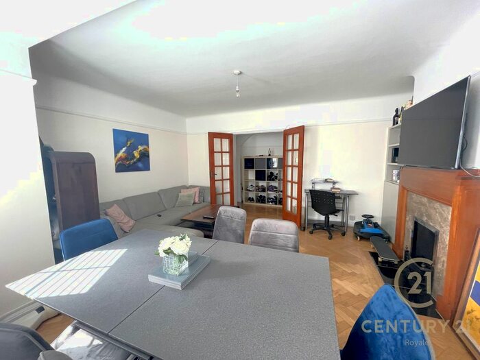 2 Bedroom Flat To Rent In Orchard Court, The Avenue, Worcester Park, KT4