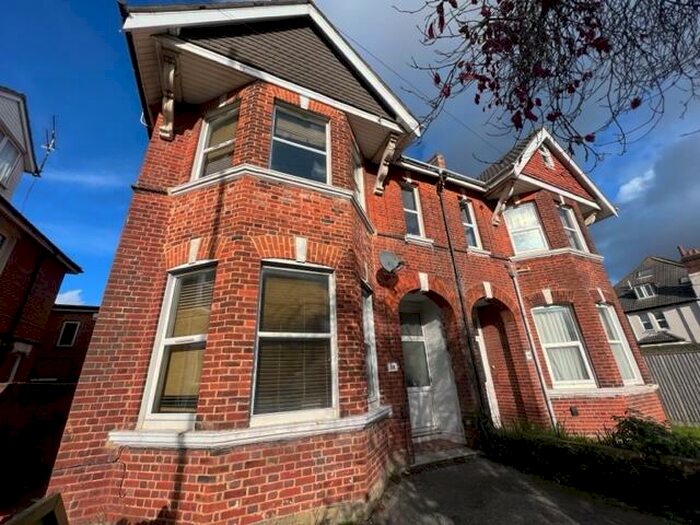 7 Bedroom Semi-Detached House To Rent In Howard Road, SO15