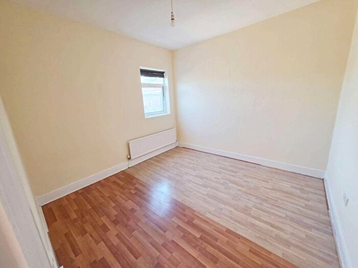 2 Bedroom Flat To Rent In Romford Road, Forest Gate, Newham, London, E7