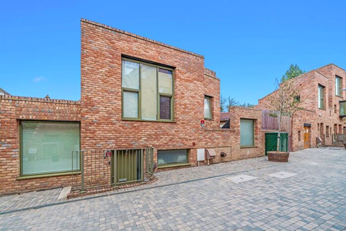 2 Bedroom Apartment For Sale In Edgewood Mews, London, N3