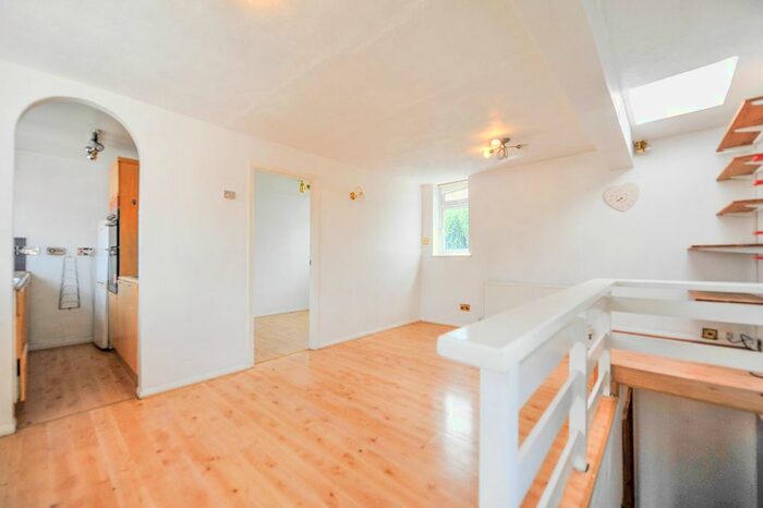 2 Bedroom Detached House To Rent In Whitton Road, London, TW2