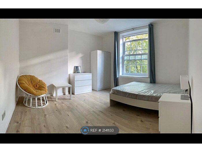 3 Bedroom Flat To Rent In Seldon House, London, SW8