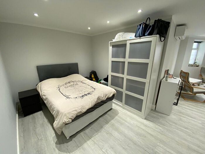 Apartment To Rent In Beechcroft Avenue, London, NW11