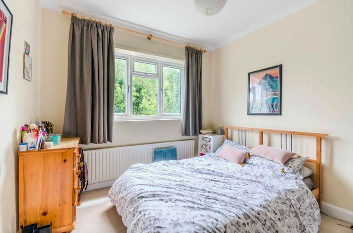 2 Bedroom Flat To Rent In Culverden Road, Balham, London, SW12