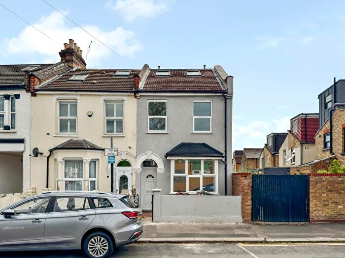6 Bedroom Terraced House For Sale In Erskine Road, Walthamstow, E17