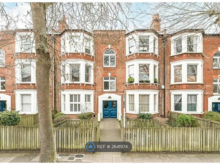 2 Bedroom Flat To Rent In Bonneville Gardens, London, SW4
