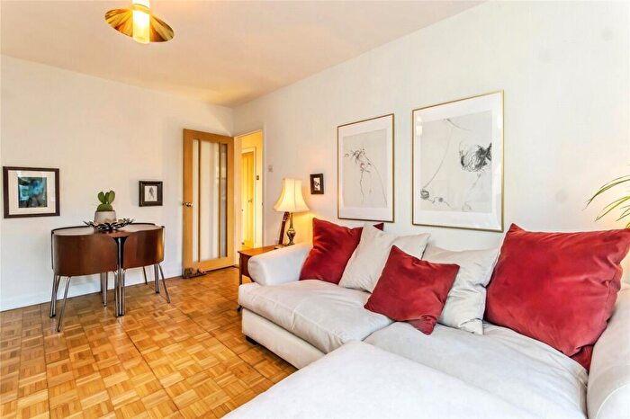 2 Bedroom Flat For Sale In Valley Road, Kenley, Surrey, CR8