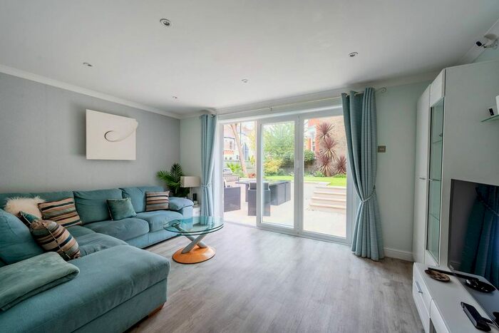 2 Bedroom Flat To Rent In Leopold Road, Wimbledon, London, SW19