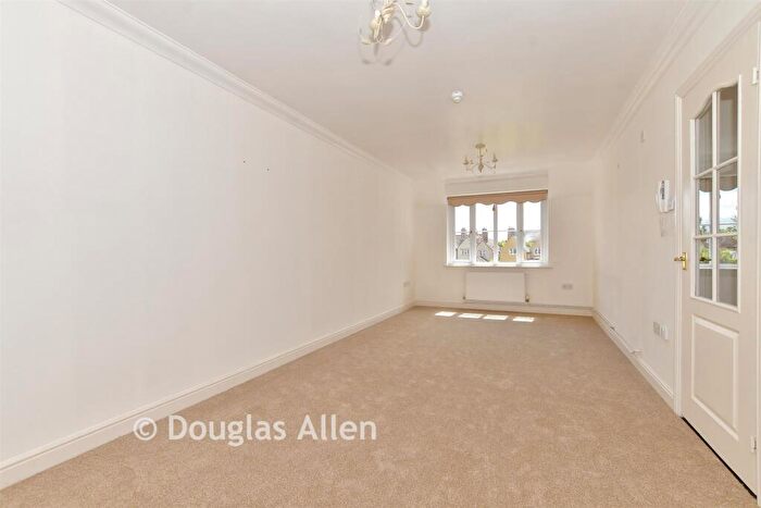 2 Bedroom Flat For Sale In Main Road, Gidea Park, Essex, RM2