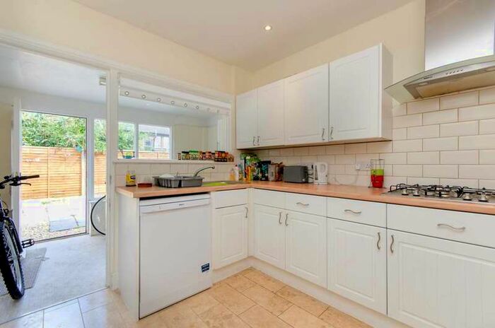 3 Bedroom Flat To Rent In Osborne Road, Forest Gate, E7