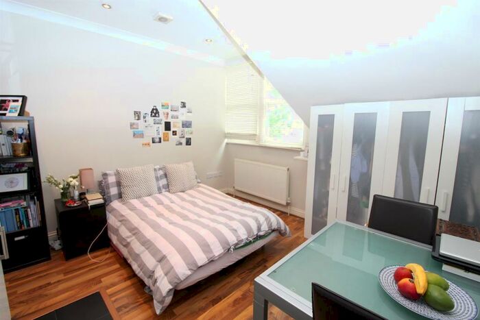 Studio To Rent In Queens Avenue, London, N10