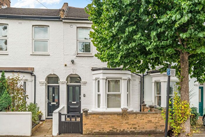 2 Bedroom Flat To Rent In Cambria Road, London, SE5