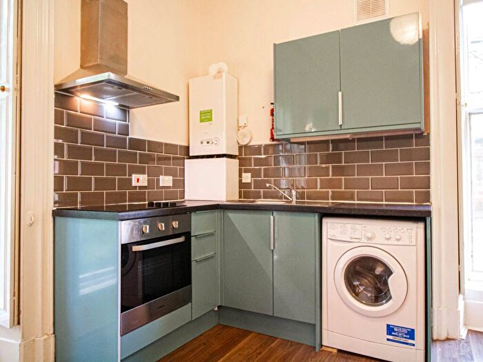 Apartment To Rent In Apt, Clarendon House #, LS2