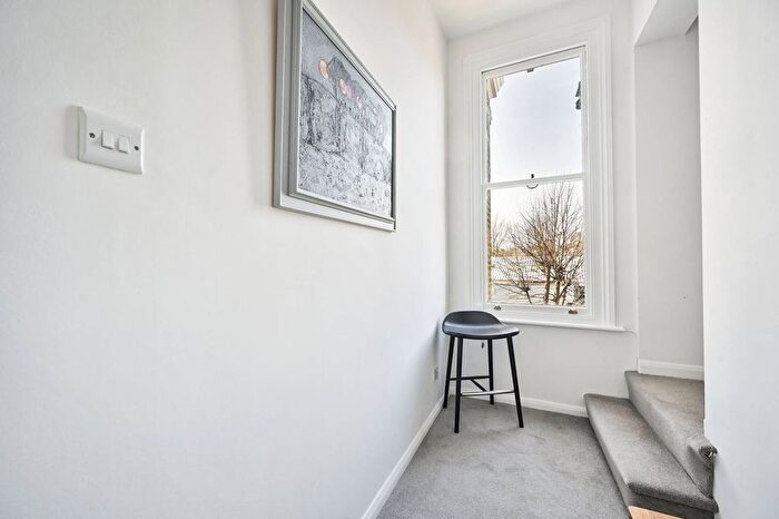 2 Bedroom Flat To Rent In West Hill Road, Southfields, London, SW18