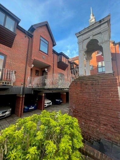 3 Bedroom Town House To Rent In Upper Norwich Road, Bournemouth, BH2