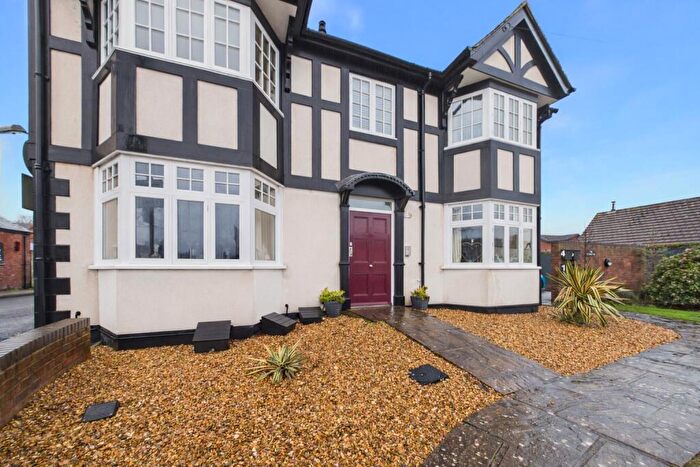 2 Bedroom Flat To Rent In Cross Street, Holt, LL13