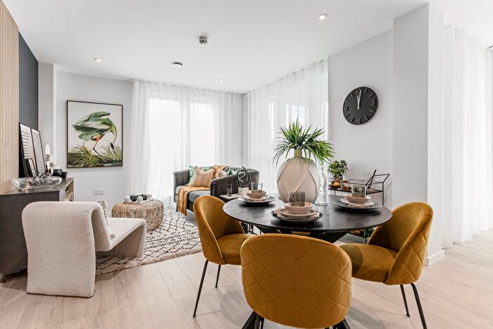 2 Bedroom Maisonette For Sale In Vetchling Way, London, N18