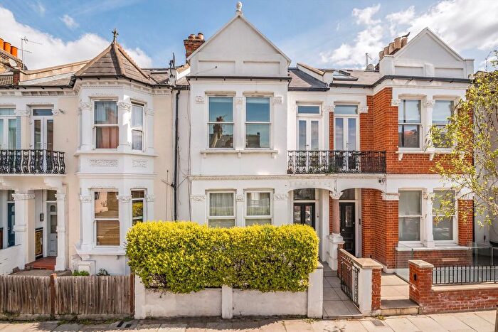 2 Bedroom Flat For Sale In Munster Road, London, SW6