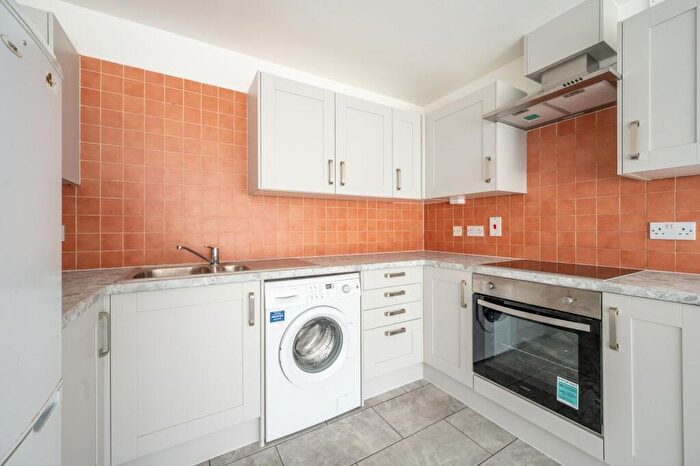 2 Bedroom Flat For Sale In Luton Road, Plaistow, London, E13