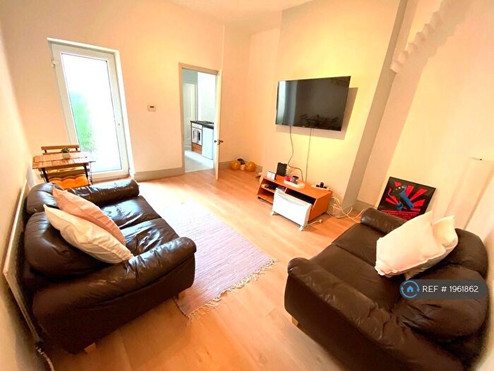 2 Bedroom Flat To Rent In Jesmond, Newcastle Upon Tyne, NE2