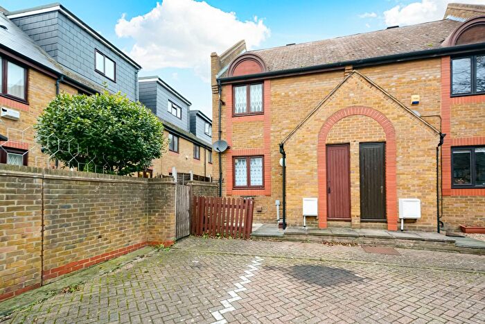 2 Bedroom End Of Terrace House To Rent In Clifton Place, Canada Water, SE16