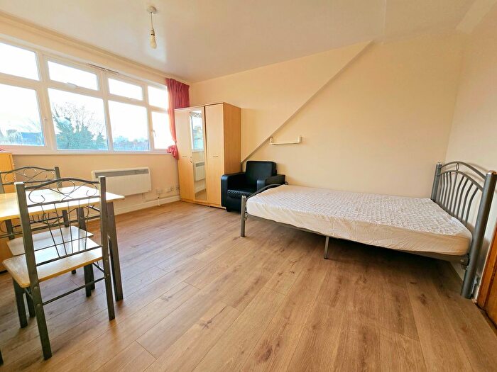 Studio To Rent In Lyndhurst Road, London, N22