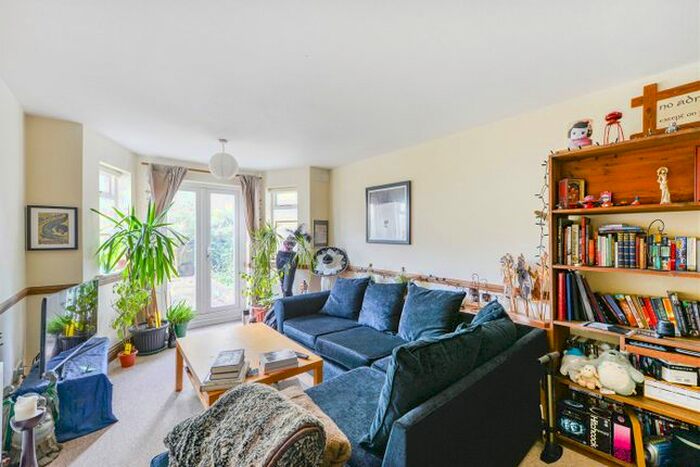 1 Bedroom Flat To Rent In Gracedale Road, Furzedown, London, SW16