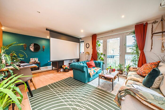 2 Bedroom Flat To Rent In Morton Close, London, E1