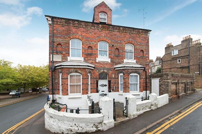 2 Bedroom Flat To Rent In Queen Street, Ramsgate, Kent, CT11
