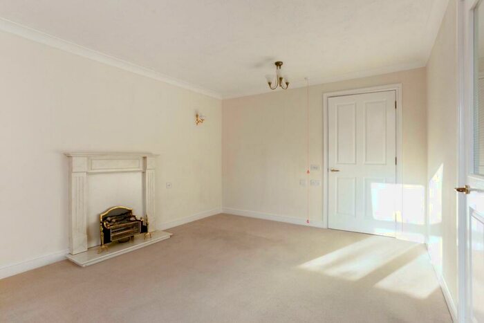 2 Bedroom Flat For Sale In Crane Bridge Road, Salisbury, SP2