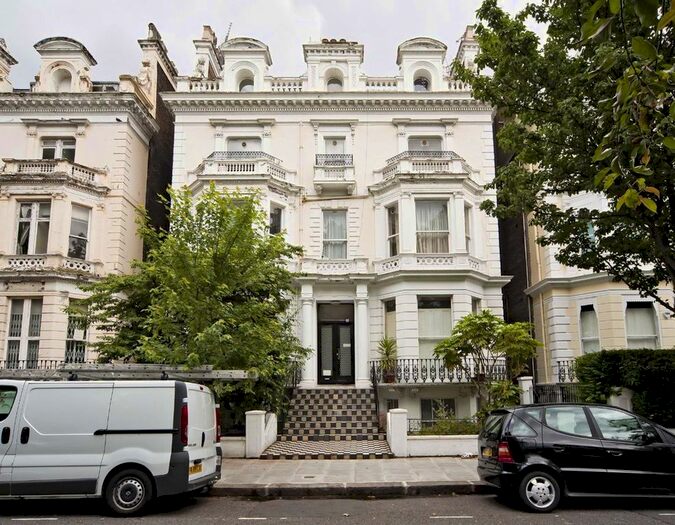 Studio To Rent In Pembridge Square, London, W2