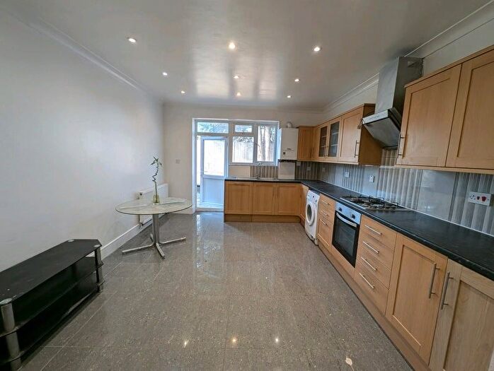 3 Bedroom Flat To Rent In Bryony Road, London, W12
