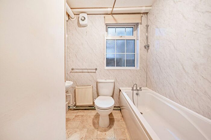 1 Bedroom Flat For Sale In Gladstone Road, Farnborough Village, Orpington, Kent, BR6