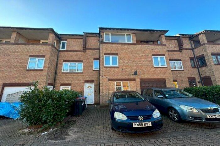 4 Bedroom Property To Rent In Appleyard Place, Milton Keynes, MK6