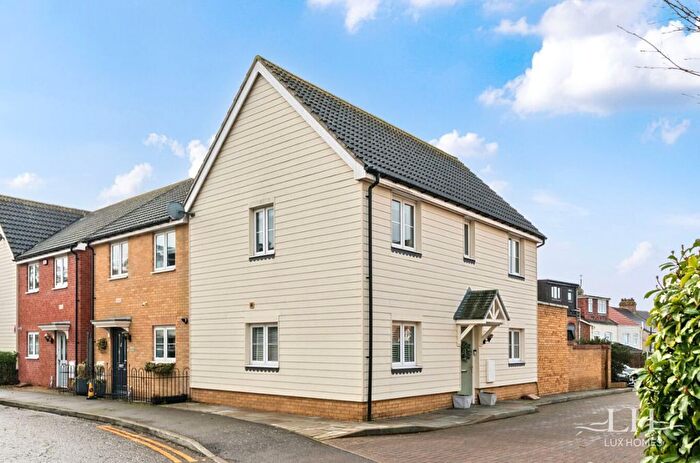 3 Bedroom Semi Detached House For Sale In Mellowes Road, Hornchurch, RM11