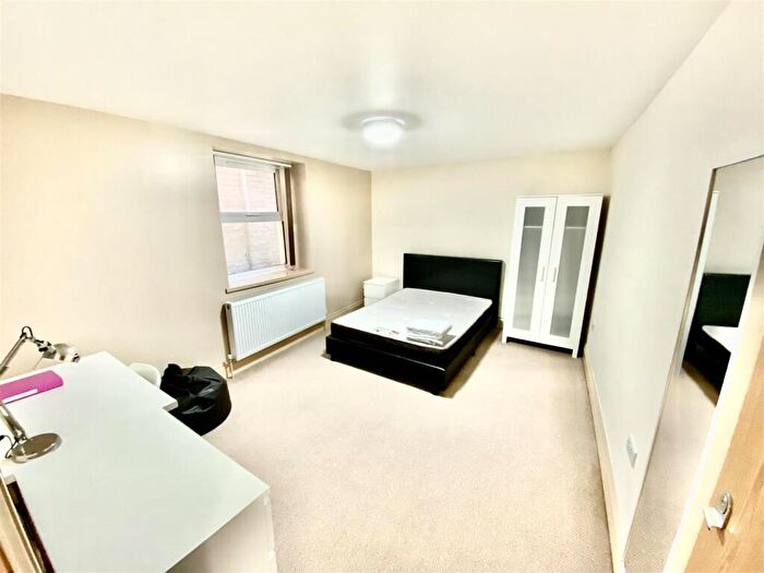 1 Bedroom Private Hall To Rent In Osborne Residence, PO5