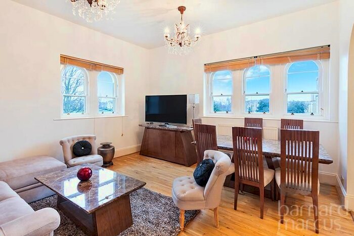 2 Bedroom Flat To Rent In Royal Drive, London, N11