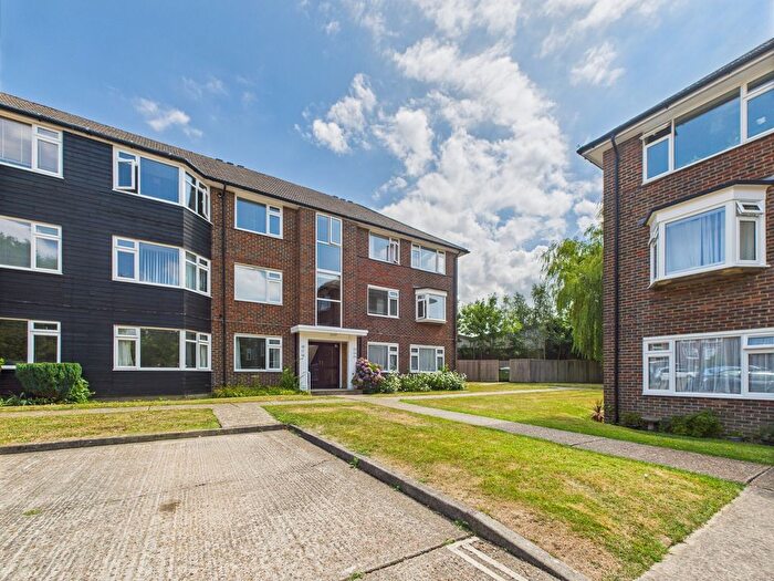 2 Bedroom Flat To Rent In Hurst Court, Horsham, RH12