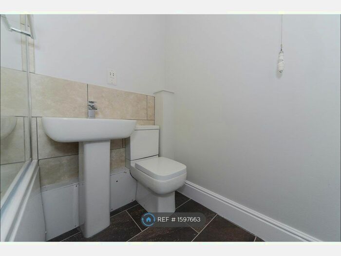 2 Bedroom Flat To Rent In Above High Street, New Forest, SO43