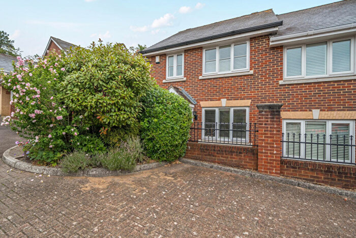3 Bedroom Semi Detached House For Sale In St. Thomas's Mews, Guildford, GU1